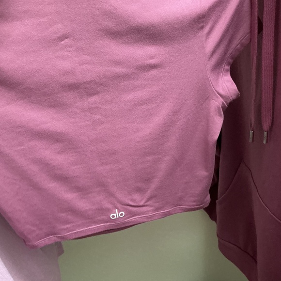 ALO Yoga Accolade Sweatshirt and Straight Leg Sweatpants Set in Soft Mulberry - Picture 5 of 9